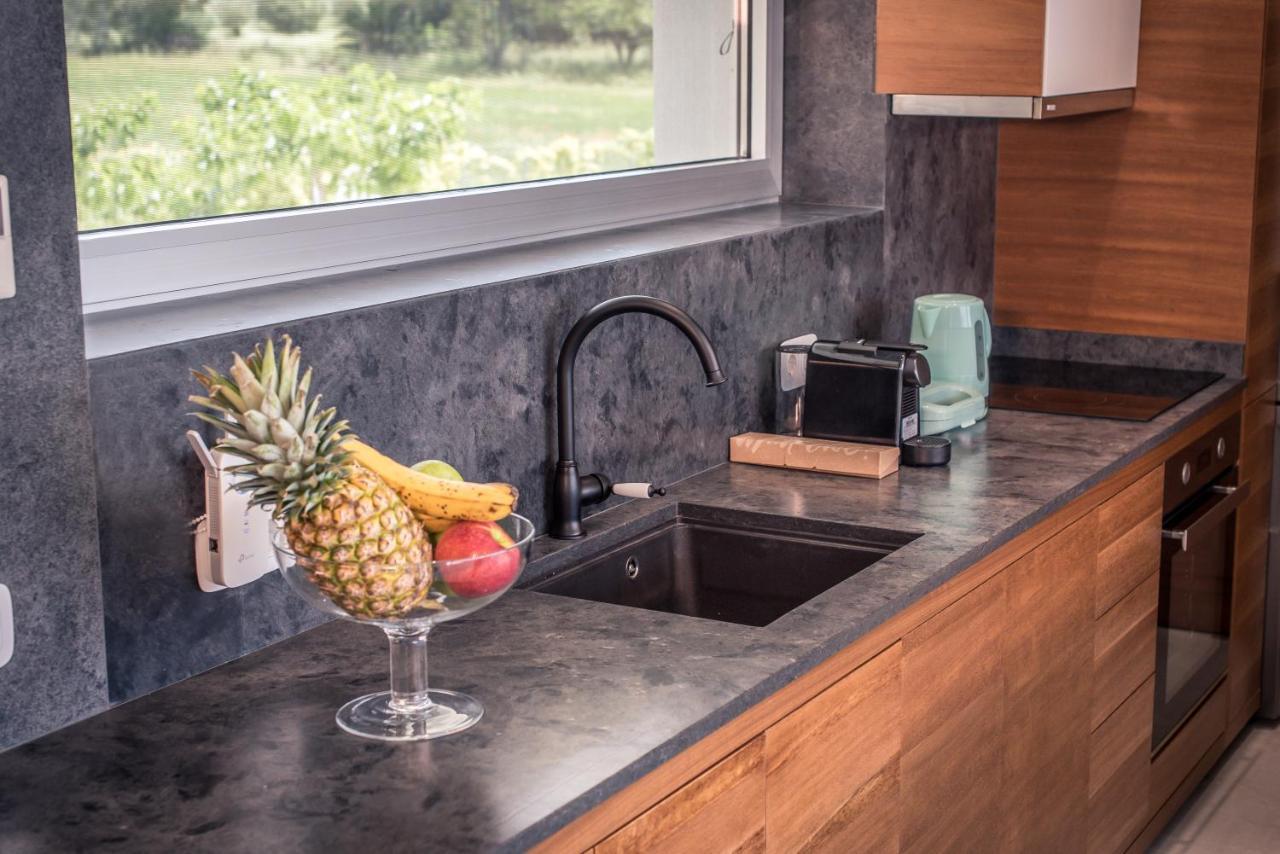 Varko Luxury Suites Paleros エクステリア 写真
