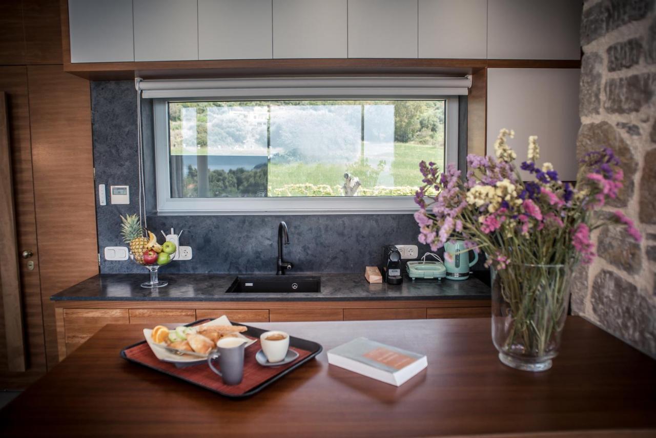 Varko Luxury Suites Paleros エクステリア 写真