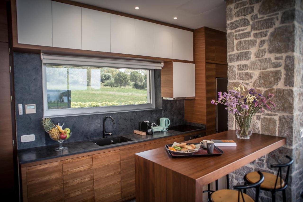 Varko Luxury Suites Paleros エクステリア 写真
