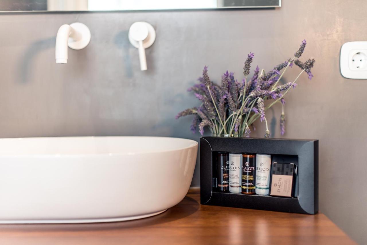 Varko Luxury Suites Paleros エクステリア 写真