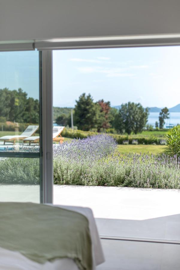 Varko Luxury Suites Paleros エクステリア 写真