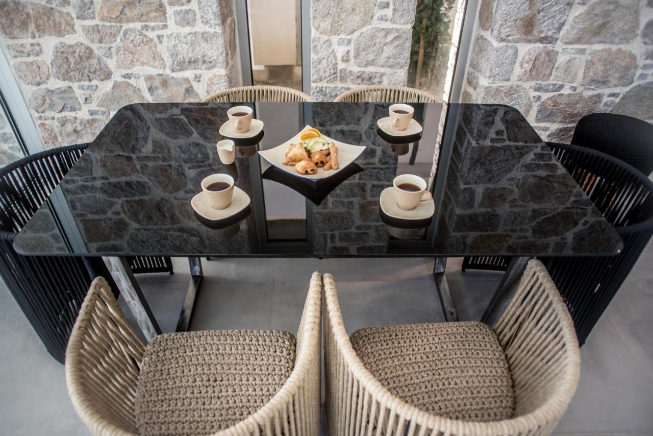 Varko Luxury Suites Paleros エクステリア 写真